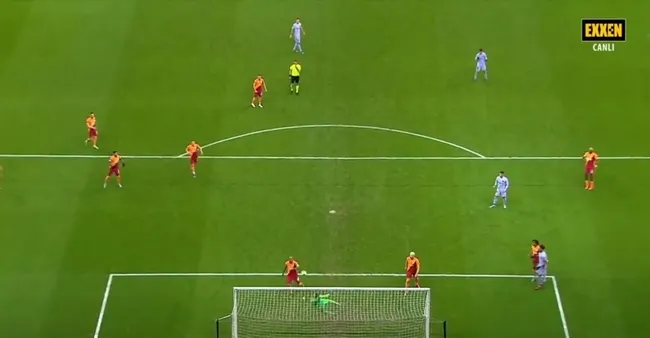 Galatasaray - Barcelona maçında ilk yarının son anlarında top direkten döndü! - 2