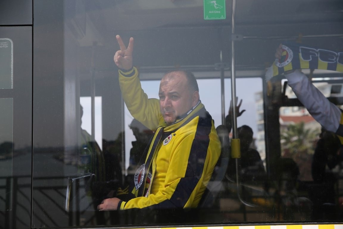 Fenerbahçe taraftarı Türk Telekom Arena’ya geldi