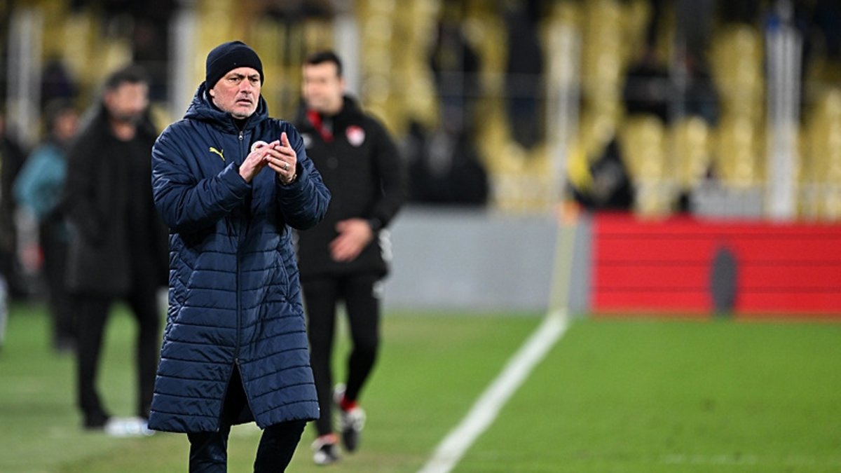 Fenerbahçe 3 puan peşinde! İşte Mourinho'nun Corendon Alanyaspor maçı muhtemel 11'i Fenerbahçe 3 puan peşinde! İşte Mourinho'nun Corendon Alanyaspor maçı muhtemel 11'i