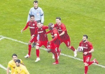 Es-Es şaha kalktı
