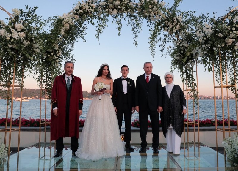 Mesut Özil ve Amine Gülşe evlendi! Başkan Erdoğan nikah şahidi oldu...