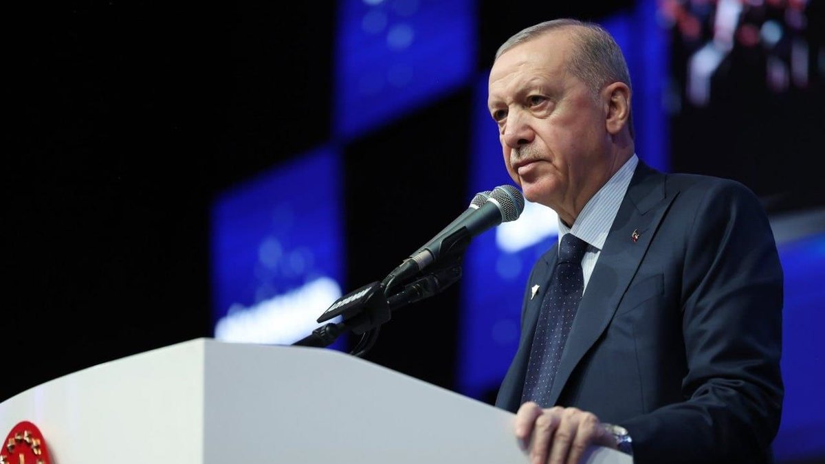 Başkan Recep Tayyip Erdoğan'dan TFF ve 4 büyük kulübe plaket Başkan Recep Tayyip Erdoğan'dan TFF ve 4 büyük kulübe plaket