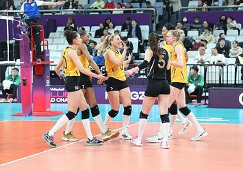 VakıfBank liderlikle yarı finale yükseldi!