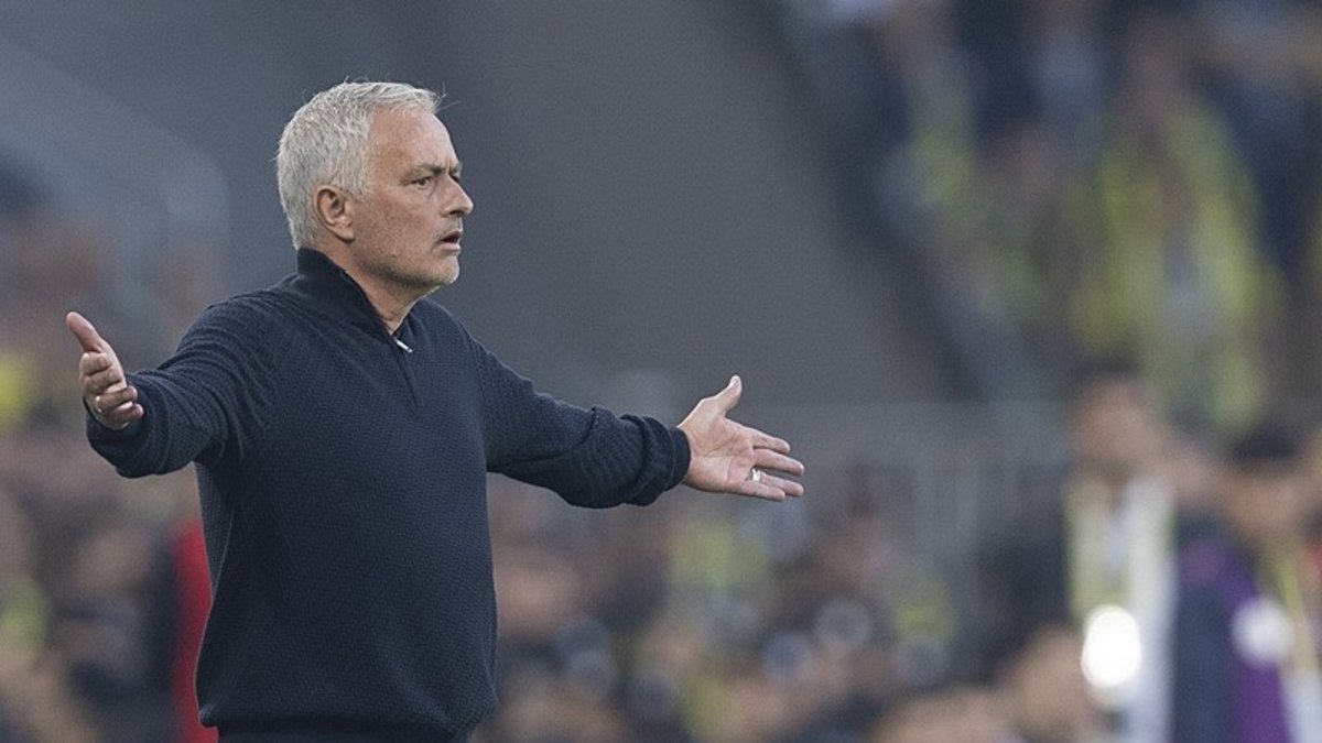 FENERBAHÇE HABERİ - Mourinho’ya çılgın maaş teklifi! Sezon sonu veda mı edecek? FENERBAHÇE HABERİ - Mourinho’ya çılgın maaş teklifi! Sezon sonu veda mı edecek?