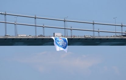 Şampiyon Anadolu Efes’in bayrağı İstanbul Boğazı’ndaki köprülere asıldı