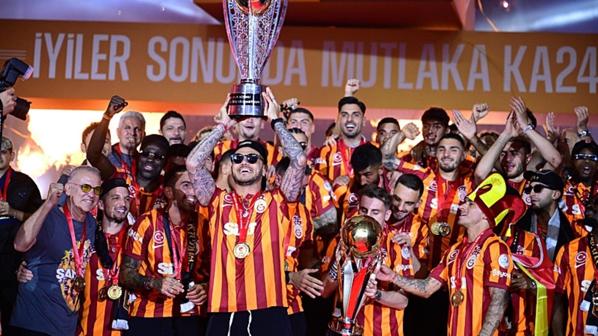 Galatasaray şampiyonluk kupasını kaldırdı! İşte o görüntüler