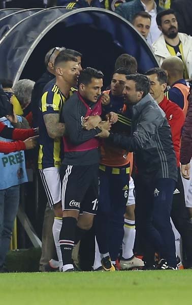 İşte derbide ekranlara yansımayan olay kareler...