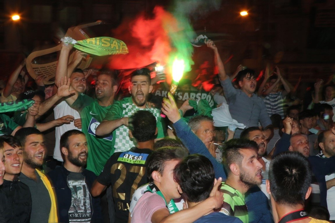 Akhisar sokağa döküldü!