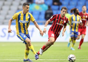 APOEL play-off'lara kaldı!