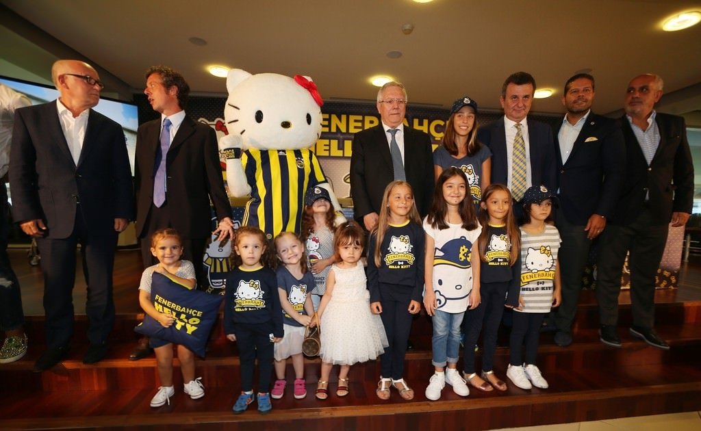 Fenerbahçe-Hello Kitty iş birliğinde imzalar atıldı