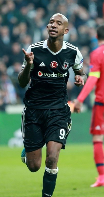 Talisca ve Aboubakar Ada yolcusu