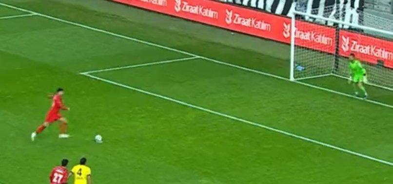 Beşiktaş'ta Güven Yalçın Tarsus İdman Yurdu maçında penaltıyı değerlendiremedi! İşte o pozisyon