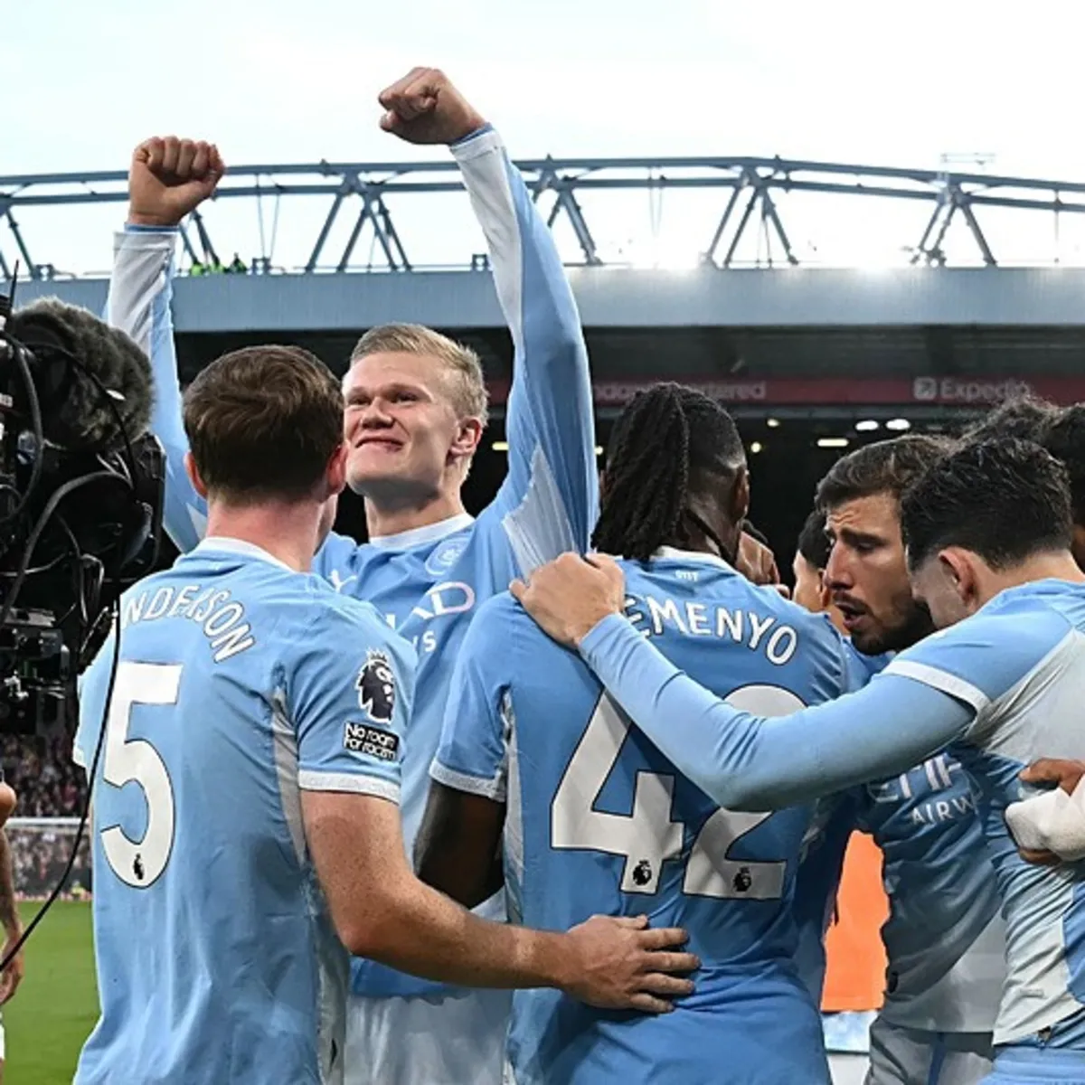 Manchester City, Liverpool'u Anfield'da 3 golle mağlup etti