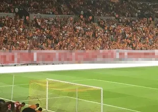 Gomis'e büyük destek! Anlamlı pankartlar..