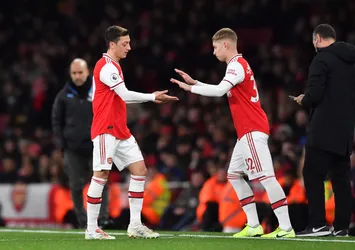 Mesut Özil Arsenal'de kalacağını açıkladı!