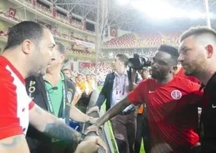 Samuel Eto'o taraftarla iddiaya girdi