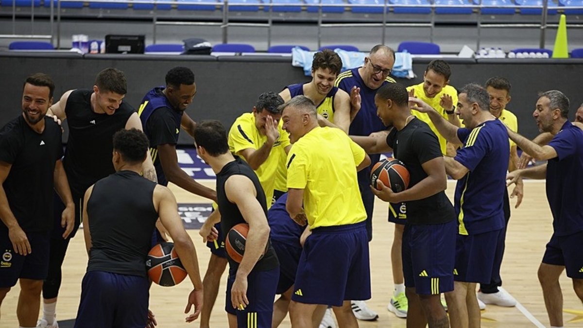 Fenerbahçe Erkek Basketbol takımı yeni sezonun ilk antrenmanını yaptı Fenerbahçe Erkek Basketbol takımı yeni sezonun ilk antrenmanını yaptı