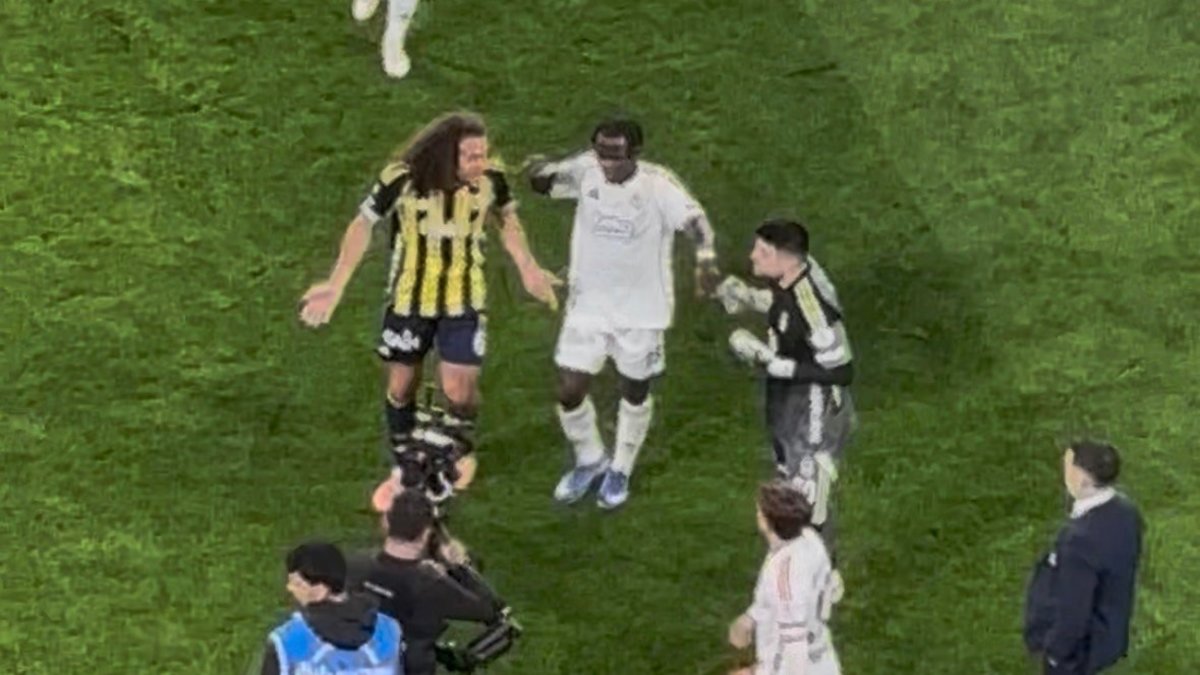 Fenerbahçe - Beşiktaş maçında Matteo Guendouzi ile Ersin Destanoğlu arasında gerginlik! İşte o anlar
