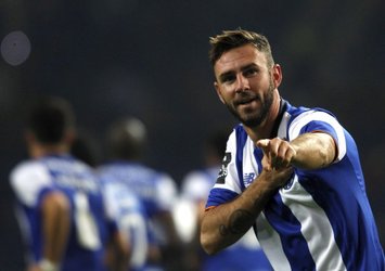 Miguel Layun için 3 rakip var
