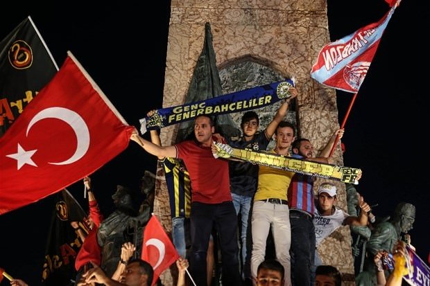 Taraftar grupları demokrasi yürüyüşünde