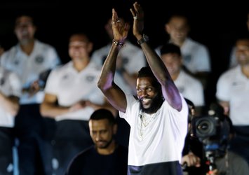 Adebayor'un Paraguay serüveni kısa sürdü