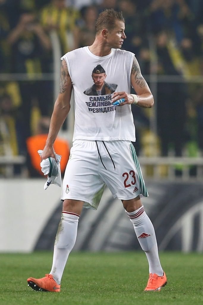 Rus futbolcudan olay yaratan tişört