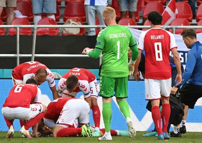 Son dakika EURO 2020 haberleri: Danimarka - Finlandiya maçında korkutan anlar! Christian Eriksen’in kalbi durdu