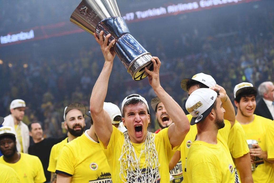 Datome söz verdi, saçlarını kestirdi