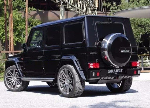 Ünlü futbolcular ve lüks otomobilleri