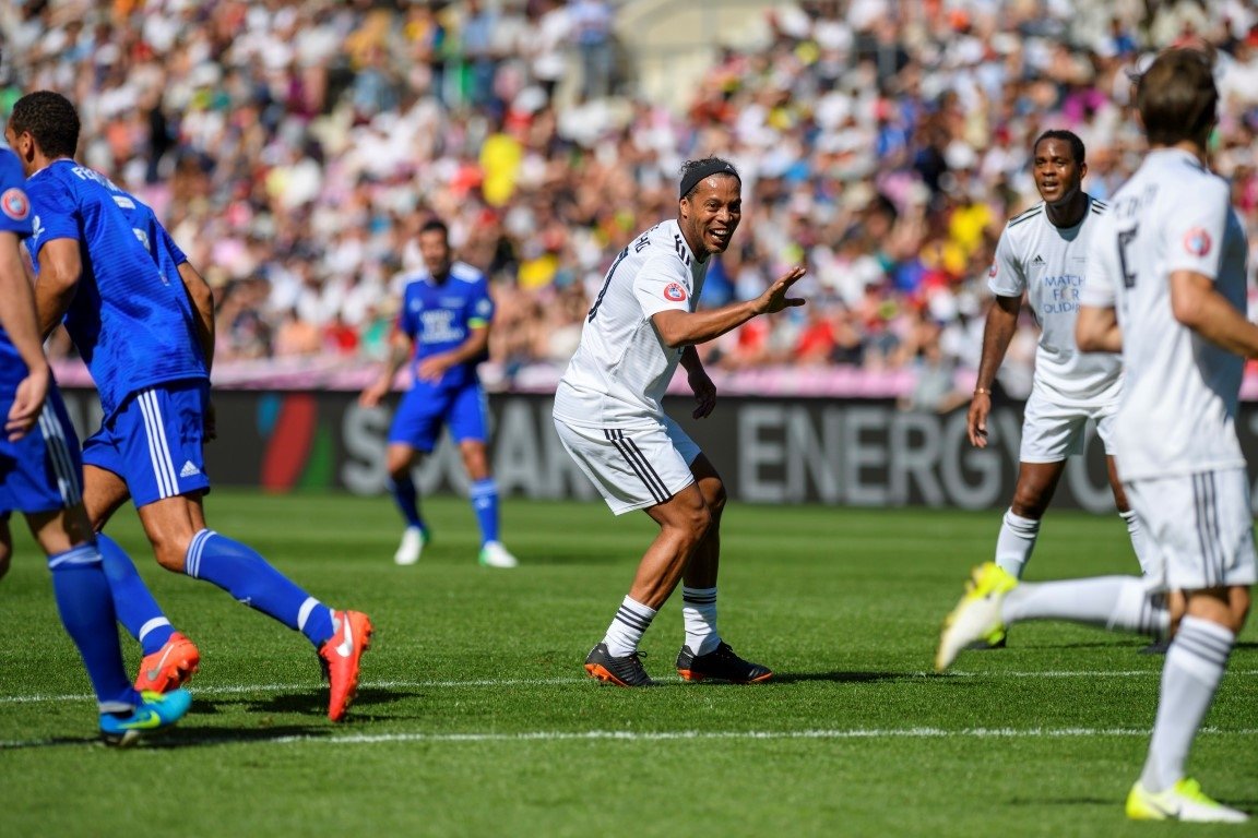 Figo, Ronaldinho’yu yendi