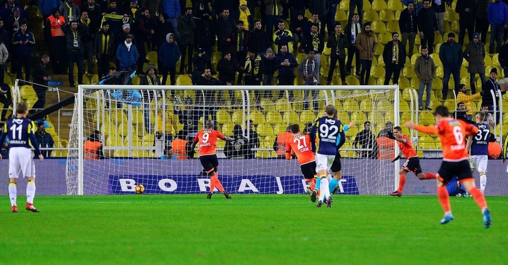 Fenerbahçe-Adanaspor karşılaşmasından kareler
