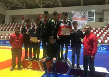 Vanlı güreşçiler 7 madalyayla döndüler