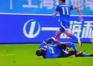 Demba Ba'nın ayağı kırıldı