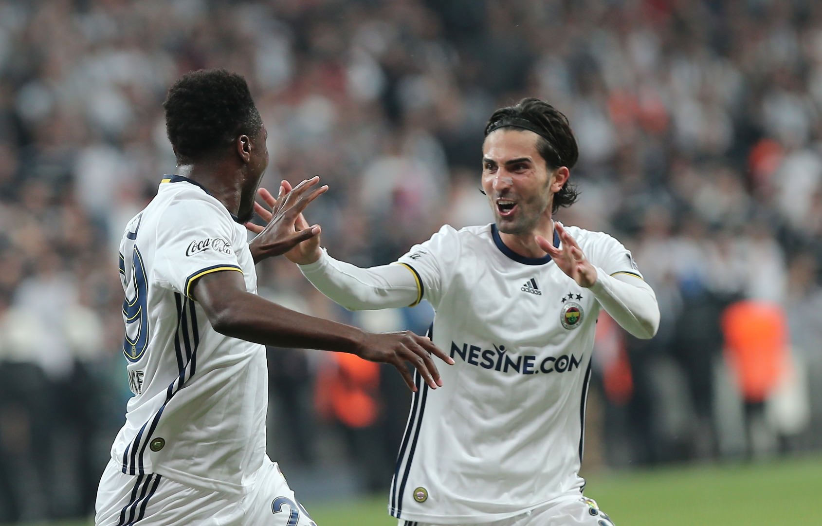 Emenike ortalığı karıştırdı