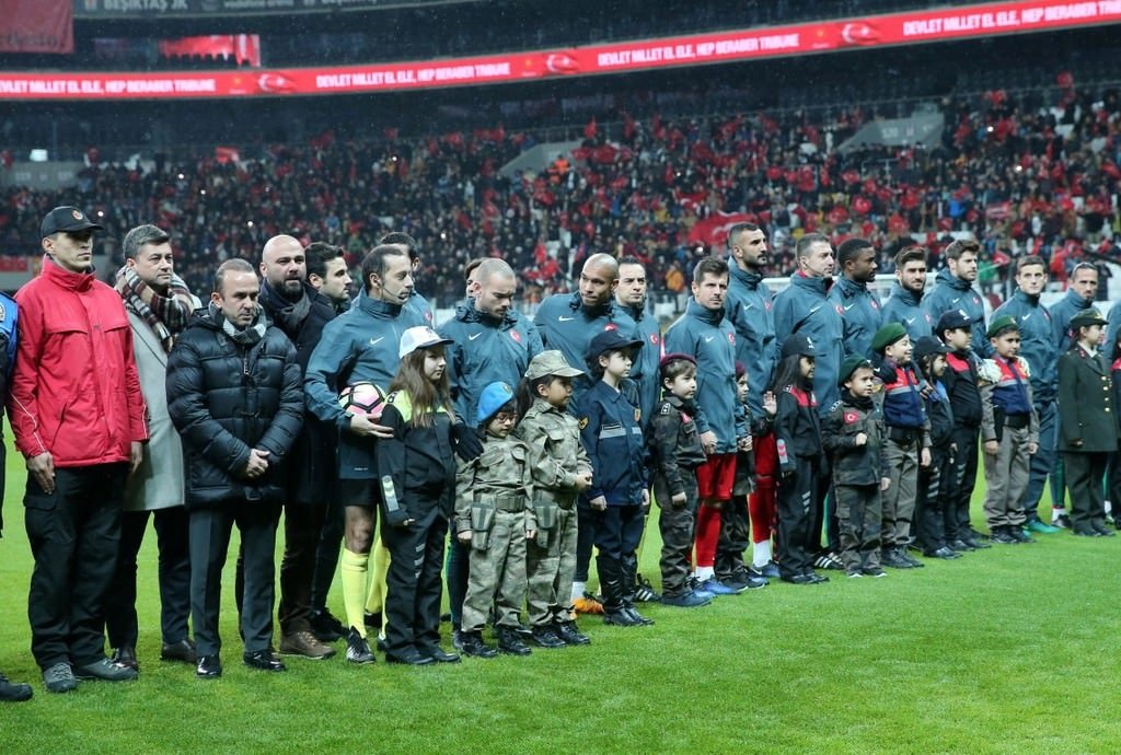 Yıldızlar teröre karşı sahaya indi