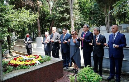 Galatasaray Başkanı Burak Elmas Ali Sami Yen ve Metin Oktay’ın kabrini ziyaret etti