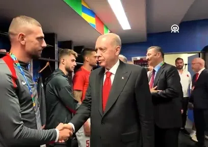 Başkan Erdoğan milli futbolcuları soyunma odasında tebrik etti!
