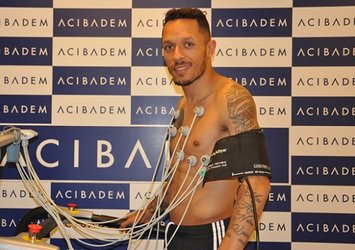 Beşiktaş'lı oyuncu Adriano kampa katıldı