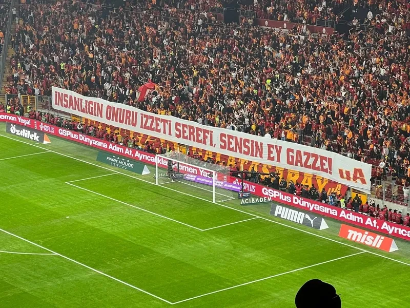 Galatasaray taraftarından derbide Gazze mesajı! İsrail'e tepki gösterdiler - 1