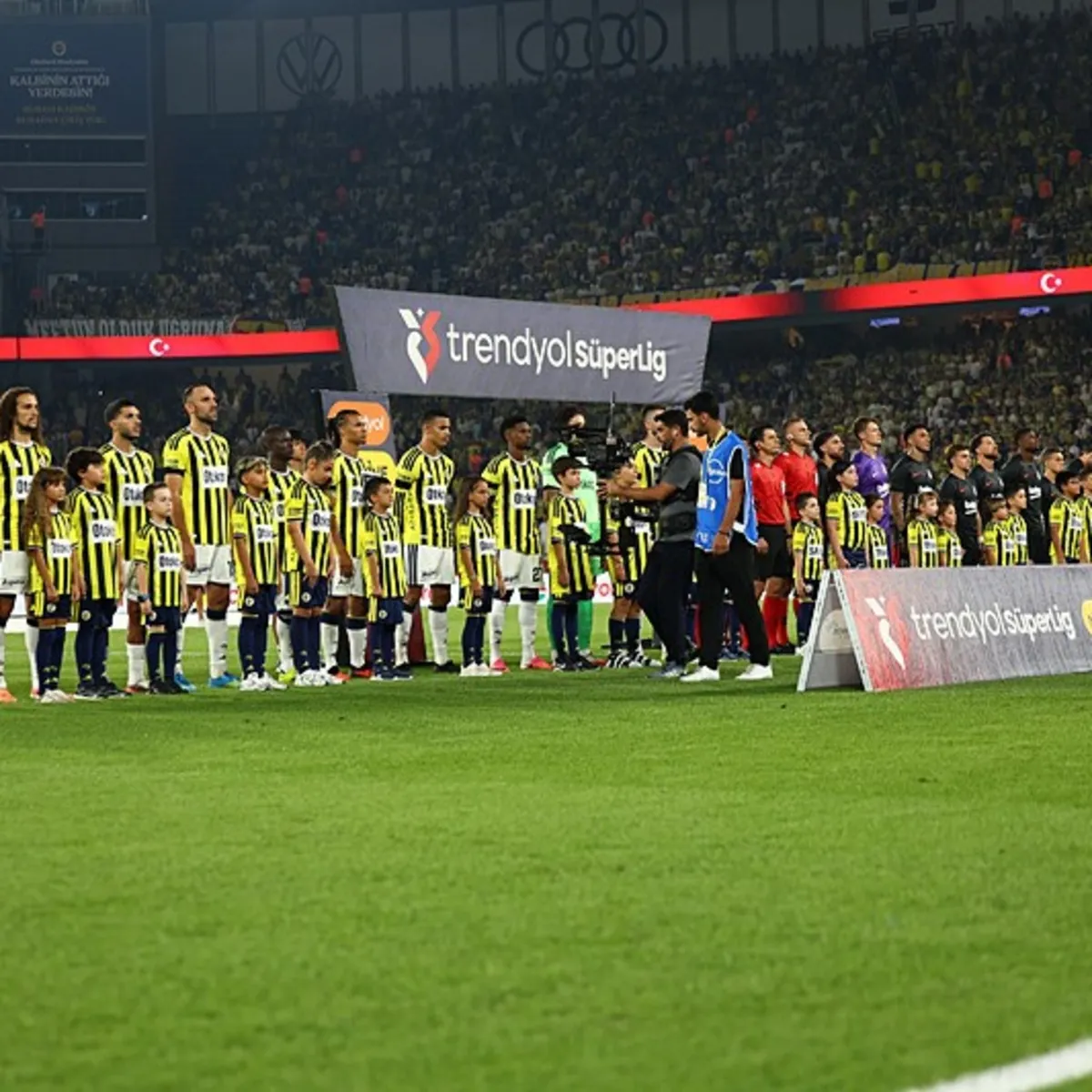 Derbide korkutan an! İki yıldız kafa kafaya çarpıştı