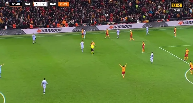 Galatasaray - Barcelona maçında Jordi Alba'dan ağır tahrik! Topu tribünlere yolladı - 3