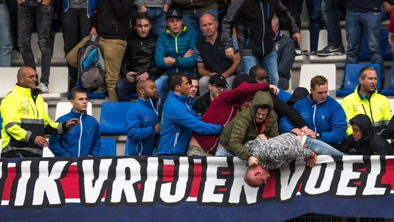 Önce dövdüler sonra tribünden attılar!