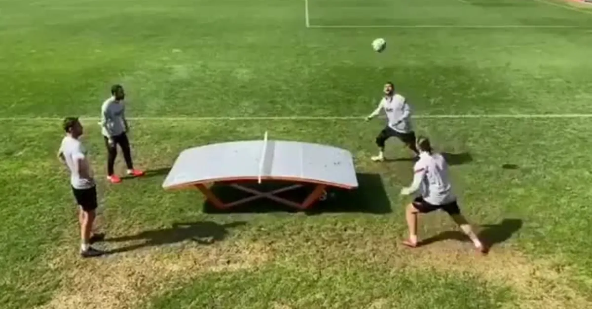 Terim'in yardımcıları ayak tenisinde şov yaptı!