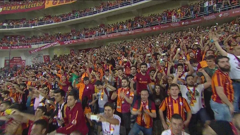 Aslan kupasını kaldırdı!