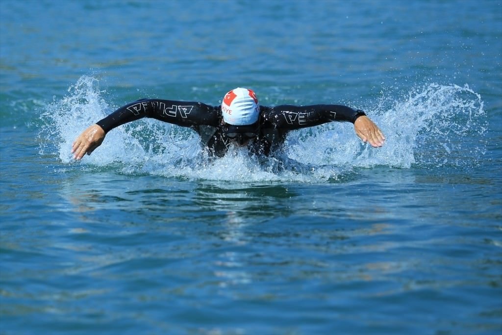 Çocukluğunda düştüğü denizden dünya rekoruyla çıktı