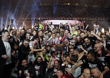 Beşiktaş Türkiye Kupası'nı taraftarıyla kutladı!