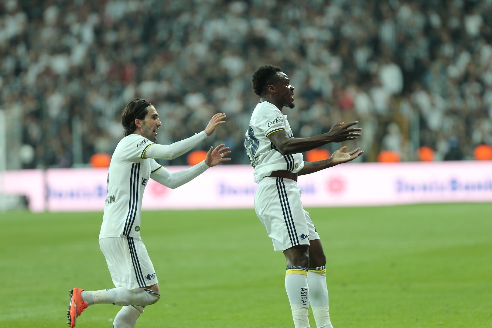 Emenike ortalığı karıştırdı