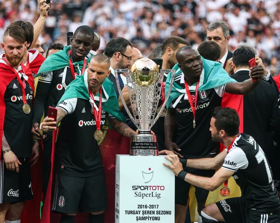 Talisca ve Aboubakar Ada yolcusu