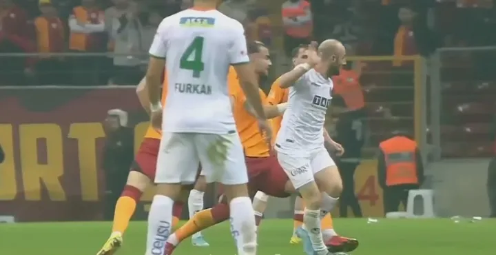 Galatasaray'a son dakikada kırmızı kart daha çıktı! Cimbom 9 kişi... - 1