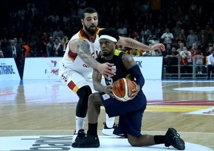 Galatasaray başladı Fenerbahçe bitirdi